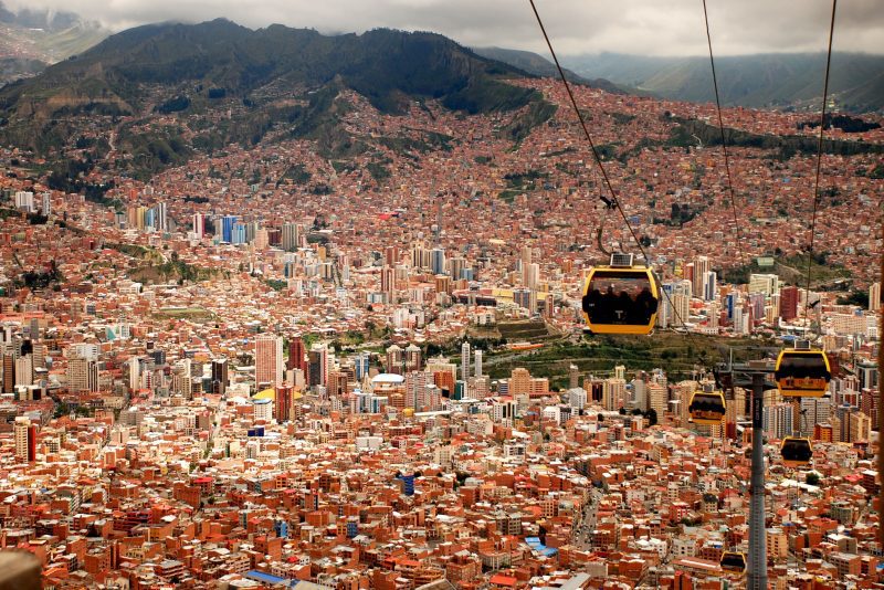 Vue de la Paz en Bolivie depuis une cabine de téléphérique